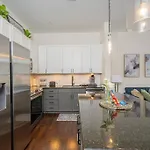 Chic 1-Bedroom Modern Apt With Gym & Free Parking