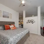 Chic 1-Bedroom Modern Apt With Gym & Free Parking