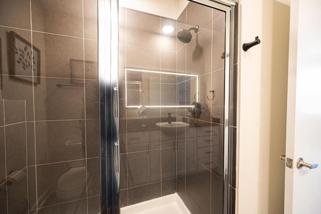 Apartment Chic 1-bedroom Modern With Gym & Free Parking *