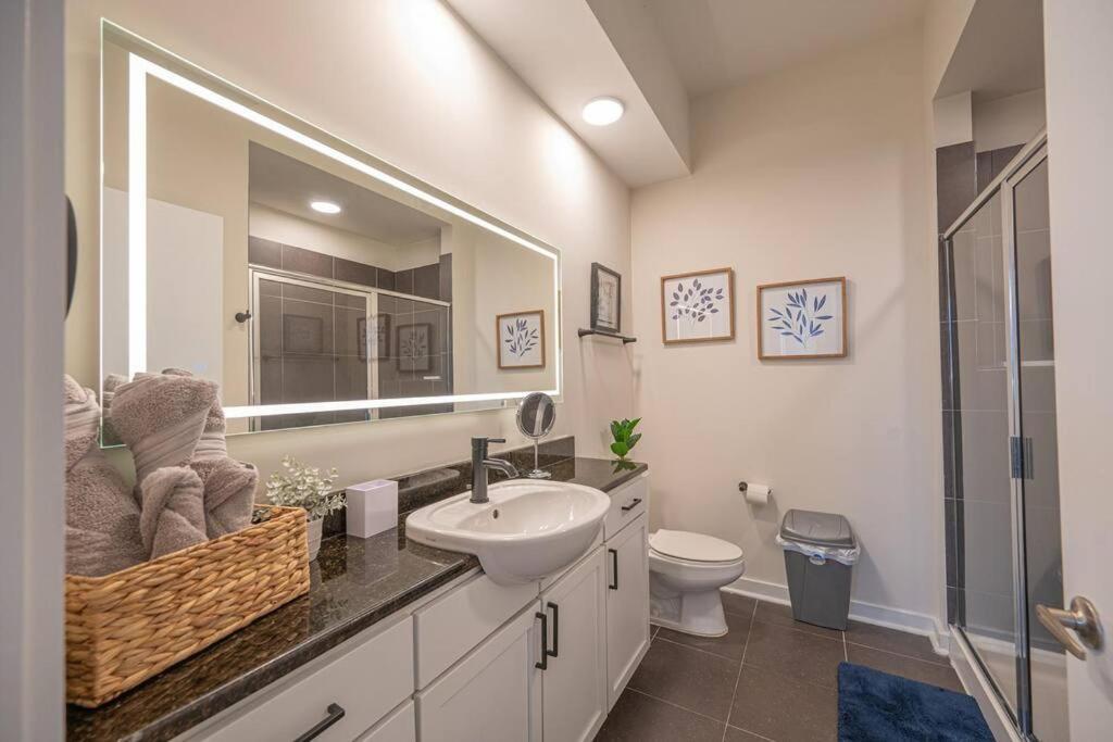 Chic 1-bedroom Modern With Gym & Free Parking Apartment Charlotte