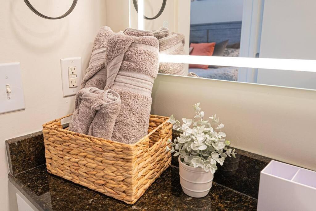 Chic 1-bedroom Modern With Gym & Free Parking Apartment Charlotte