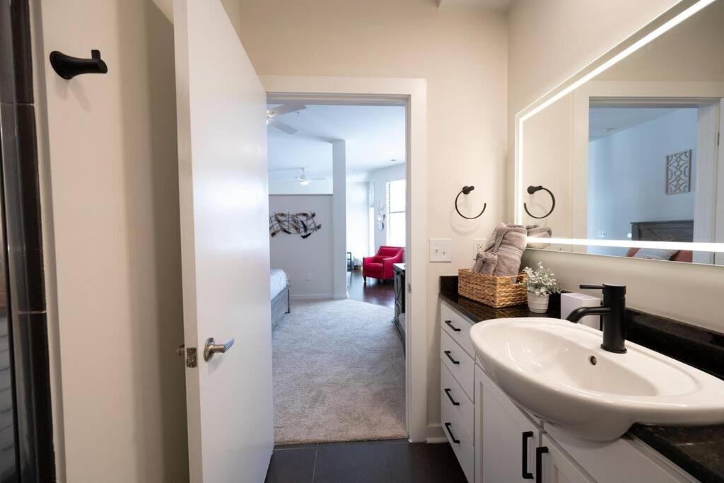 Chic 1-bedroom Modern With Gym & Free Parking Charlotte