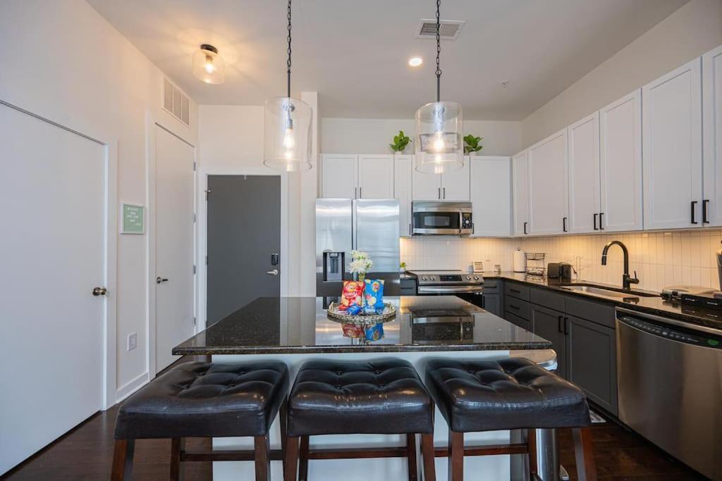 Chic 1-bedroom Modern With Gym & Free Parking Apartment